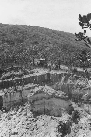 Karoo an der Randverwerfung : Landschaft mit Abbruchkante. Expeditionsautomobil und -teilnehmer an der Kante
