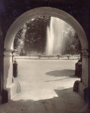 Blick aus dem Schlosstor auf den Schlossplatz. Detmold. Schlossplatz. Papierabzug