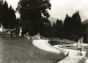 Schloss Linderhof : Bayern. Schloß Linderhof (Graswangtal). Parkanlage vor der Mittelachse der Schloßfront