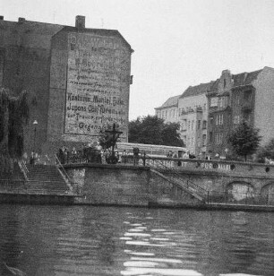 Berlin-Kreuzberg, Gröbenufer. Ufermauer der kanalisierten Spree, an der Brüstung Schriftzug "Freiheit für alle!"