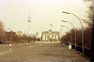 Berlin: Straße des 17. Juni mit Brandenburger Tor