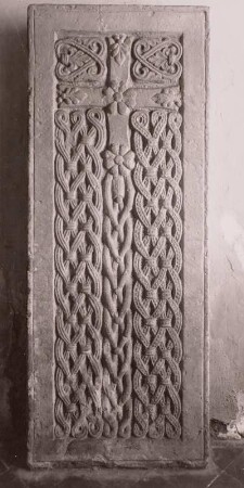 Grabstein mit Kreuz und Flechtwerkornament