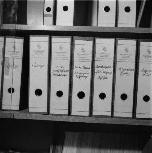 Bitterfeld. Kulturpalast der Chemiearbeiter "Wilhelm Pieck" des VEB Elektrochemisches Kombinat Bitterfeld. Aktenordner zu kulturellen Vorgängen in einem Regal