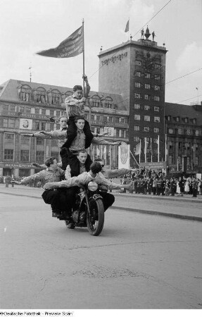 Akrobatik auf einem Motorrad
