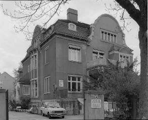 Dresden-Strehlen. Villa, Oskarstraße 16 (um 1900). Straßenansicht mit Haupteingang