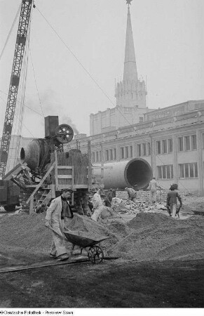 Montage eines 33 Tonnen schweren Mühlenzylinders zur Zementfabrikation vom VEB Polysius Dessau für die Leipziger Frühjarsmesse
