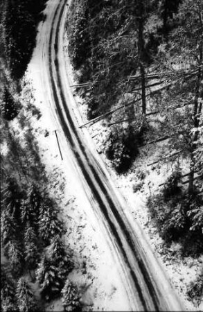 Schauinsland: Von der Kabine auf verschneite Straße; senkrecht herunter