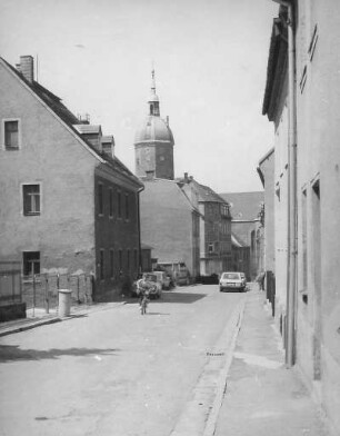 Annaberg-Buchholz. Pfarrgasse. Blick nach Nordwest zum Turm der Stadtkirche St. Annen