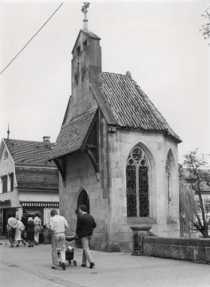 Fußgängerzone mit Blick auf die Nikolauskapelle in Esslingen