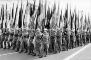 Parade zum 35. Jahrestag der Kampfgruppen