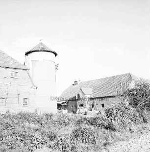 Bauerngehöft Herbst: Wirtschaftsgebäude mit Silo: hinten rechts vor Gebäude Bretter und Leiter: vorn Sträucher und Büsche