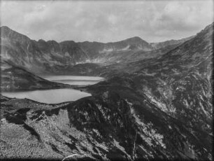 Gebirgssee : Blick über ein Gebirgstal mit See