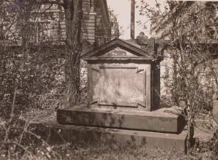 Dresden, Eliasfriedhof. Grabmal einer/s Unbekannten. Block mit Giebeldreieck und Akroterien