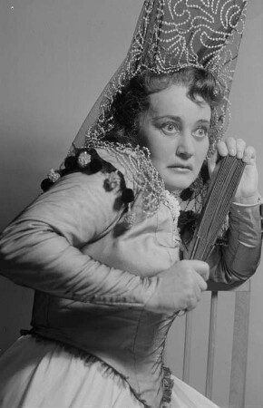 Szenenbilder aus der komischen Oper "Carmen" von Georges Bizet an der Komische Oper Berlin