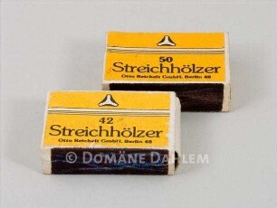 Zwei Streichholzschachteln der Firma "Reichelt"