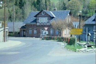 Straßenkreuzung und anliegende Häuser
