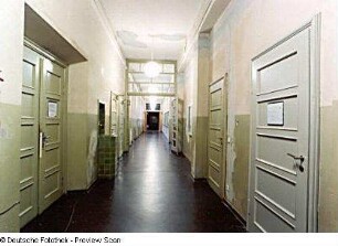 Sächsische Landesbibliothek - Staats- und Universitätsbibliothek Dresden. Zweigbibliothek Maschinenwesen, Teilbibliothek Produktionstechnik/Werkzeugmaschinen. Flur mit Türen zur Bibliothek (links), zum Dienstzimmer der Fachreferentin (rechts vorn) und zum Magazin (dahinter) : Dresden-Südvorstadt, George-Bähr-Straße 3c (Zeuner-Bau der TU Dresden). Sächsische Landesbibliothek - Staats- und Universitätsbibliothek Dresden. Zweigbibliothek Maschinenwesen, Teilbibliothek Produktionstechnik/Werkzeugmaschinen. Flur mit Türen zur Bibliothek (links), zum Dienstzimmer der Fachreferentin (rechts vorn) und zum Magazin (dahinter)