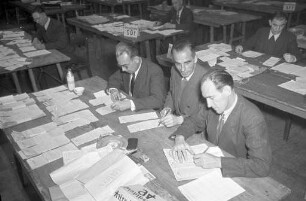 Auswertung der Stimmzettel zur Gemeinderatswahl vom 15. Nov. 1953 durch städtische Bedienstete.