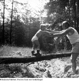 Chemnitz-Zentrum, Brückenstraße, Serie: Ulla, Kinderporträt Ulla vor Karl-Marx-Monument (1971; Lew Kerbel)