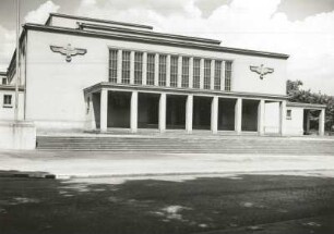 Zittau, Gerhart-Hauptmann-Theater, 1936 eröffnet als Grenzlandtheater. Ansicht Eingangsseite