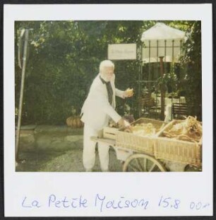 Wolfram Siebeck im Außenbereich des Restaurants „La Petite Maison de Cucuron“