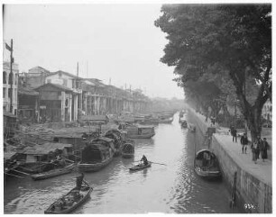 Kanton (Guangzhou), China. Städtischer Kanal mit Dschunken