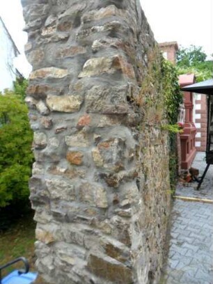 Kirchhof im Westen mit Kirchhofmauer im Verlauf nach Südwesten