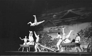 Wintergarten: Uyenos; Japanische Truppe; Ikarische Spiele; einer fliegt waagerecht