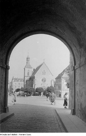 Bautzen : Blick durch das Reichentor Richtung Osten auf die Liebfrauenkirche und Steinstraße