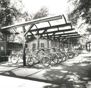 Naunhof, Bahnhofstraße. Bahnhof (1866), Fahrradunterstand