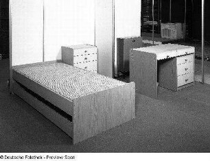 Rollbett : Jugendzimmer (1984; VEB Möbelkombinat Dresden-Hellerau). Rollbett, Nachttisch und Schreibtisch