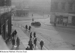 Blick von oben auf einen IFA F8 während der Fahrt auf einer Straßenkreuzung