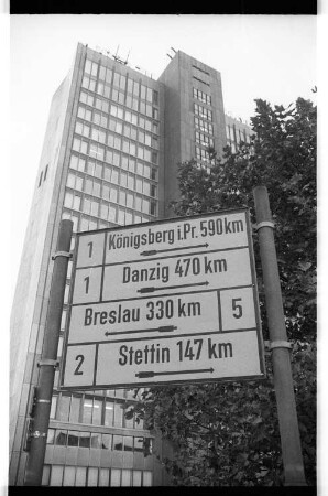 Kleinbildnegativ: Springer Tafel in der Lindenstraße, 1983