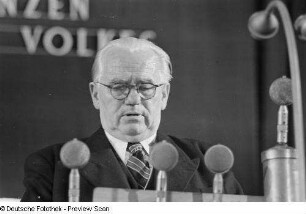 Portrait Wilhelm Piecks am Rednerpult bei der Bachfeier