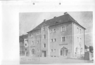 Zittau, Görlitzer Straße 32. Wohnhaus mit Läden (1920/1930, Heimstättengesellschaft Sachsen/ H. G. S.)