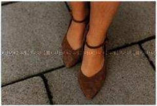 Frauenfuß mit braunen Pumps (Sonderthema: Kleider machen Leute)