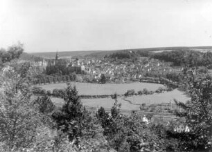 Sigmaringen. Stadtansicht mit Schloß und Pfarrkirche St. Johannes. Blick nach Süden über das Donautal