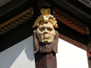 Halberstadt - Innenstadt : Figur an einem historischen Haus am Domplatz. Aufgenommen im Zentrum von Halberstadt 2004