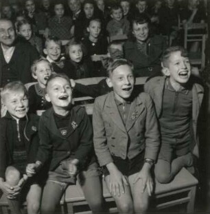 Schulkinder als Publikum des Puppenspielers Carl Schröder