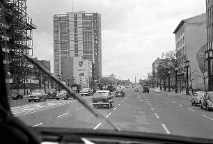 Berlin: Ostsektor; Bismarckstraße mit Telefunken Hochhaus; aus Bus