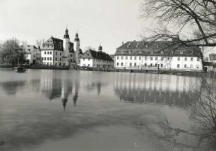 Blankenhain (Kreis Werdau). Schloss (1601/1800). Blick über den Schlossteich mit Teichhäuschen von Südosten