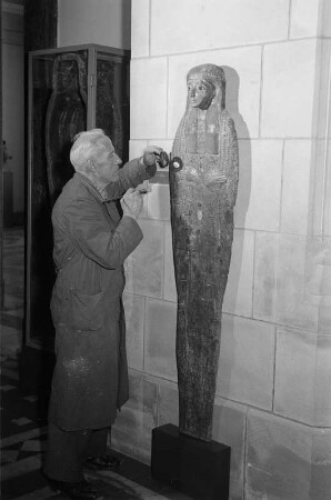 Staatliche Museen, ägyptische Abteilung Restaurator Rudolf Kuhn bei der Arbeit