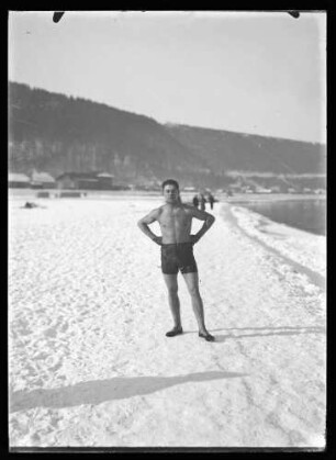 Schwimmer am schneebedeckten Mainufer