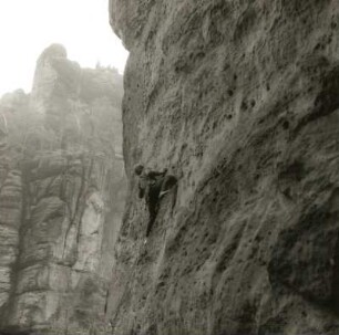 Sächsische Schweiz. Affensteine, Flachsköpfe. Bernd Arnold am "Fundament", Erstbegehung am 17. Oktober 1981