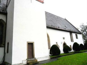 Friedhofskirche (St Martin und Markus)-Ansicht von Norden über Traufseite mit Langhaus und Kirchturm-im Kern 1403 erbaut-Langhaus Barock überformt-renoviert 1954