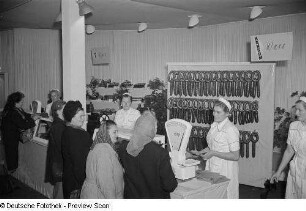 Besucher in der Abteilung für Nahrungsmittel (Fleisch- und Wurstwaren)