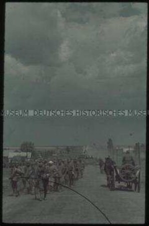Kriegsgefangene und Militärkonvoi