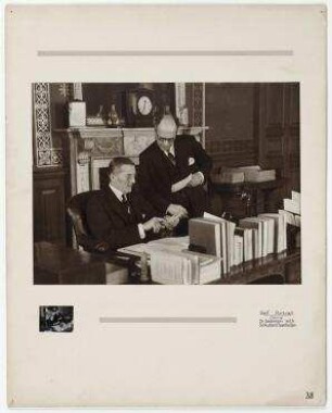 Sir Austen Chamberlain in seinem Arbeitszimmer im Foreign Office in London und Dr. Erich Salomon, während er ihm seine Bilder vom Völkerbund zeigt, Selbstporträt mit Fernauslöser. von links: Austen Chamberlain, Erich Salomon