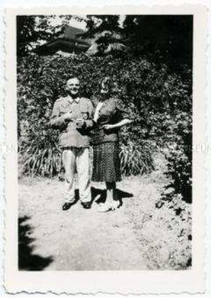 Foto eines Wehrmachts-Offiziers in Ausgehuniform mit einer Frau - Personenkonvolut