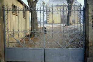 schmeideeisernes Eingangstor zum Friedhof